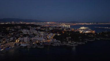 Hava perspektifi geceleri aydınlanan Palma de Mallorca şehrinin hareketli limana yanaştığını gösteriyor..