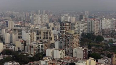 Peru, Lima şehrinin panoramik hava manzarası. Konut kuleleri ve modern mimarisi olan yoğun nüfuslu şehir manzarası.