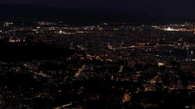 Geceleri Palma de Mallorca 'nın göz kamaştırıcı hava manzarası, Castell de Bellver' ın parlak ışıklandırması ve aşağıda canlı liman.