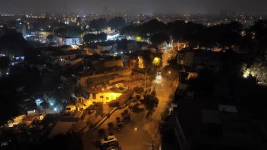 Lima, Peru 'nun sisli hava manzarası. Başkentler, aydınlık caddeleri, hareket eden arabaları ve bina ışıklarıyla kentsel manzara.