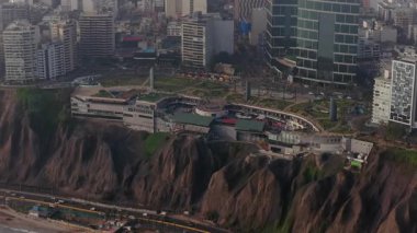 Perus 'un başkenti Lima' nın Miraflores bölgesindeki uçurumun kenarına inşa edilmiş Larcomar alışveriş merkezinin yüksek açılı hava manzarası..