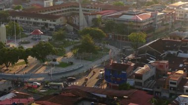 28 de Julio Meydanı 'nın havadan görünüşü, Iquitos, Peru' daki ana meydanlardan biri, anıtlarla, binalarla ve şehir trafiğiyle.