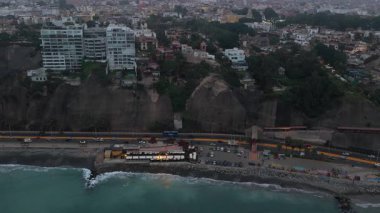 Alacakaranlıkta Lima 'daki Circuito de Playas otoyolunun havadan çekilmiş görüntüsü. Pasifik Okyanusu dalgaları Costa Verde boyunca çarpışıyor..