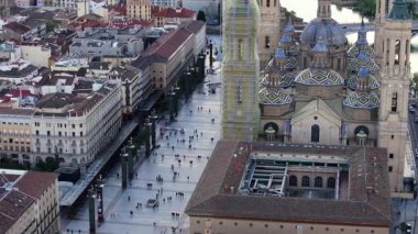 Sütun Leydimizin Katedral Bazilikası 'nın ve İspanya' nın tarihi şehir merkezi Zaragoza 'nın havadan perspektifi..