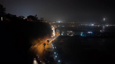 Lima, Peru 'daki Costa Verde boyunca uzanan Circuito de Playas karayolunun ardından çekilen gece çekimleri şehir ışıkları ve okyanus ışıklarını gözler önüne seriyor..