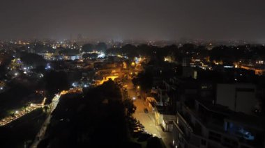 Lima, Peru 'daki Barranco mahallesinin hava manzarası, tarihi bölgeler aydınlanmış sokaklar ve alçak binalar.