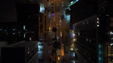 Peru, Lima 'da aydınlık bir caddeden akan trafiğin yukarıdan aşağıya bakan görüntüsü, modern binalar ve gökdelenlerle çevrili..