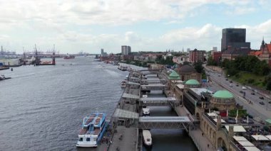 Feribotların Elbe Nehri 'ni geçtiği Hamburg' un canlı limanını St. Pauli İskelesi 'ne ve trafiği olan sokağa yakın olan yerden görüntüle