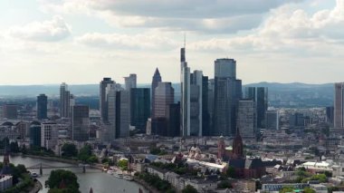 Frankfurt 'un görkemli hava manzarası ben ana şehir manzarasıyım. Modern finans bölgesi gökdelenlerini ve ana nehri gösteren kamera hareketleri