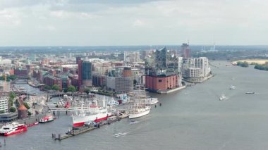 Almanya 'nın Hamburg kentini gösteren hava perspektifi, sembolik Elbfilarmoni konser salonu ve yoğun limandaki gemilerle