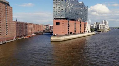 Hava görüntüsü yavaş yavaş ikonik Elbphilharmonie konser salonu ve Hamburg, Almanya 'da tarihi Speicherstadt ilçesini gözler önüne seriyor.