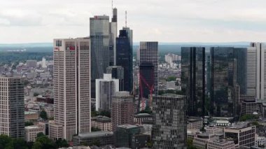 Frankfurt am Main 'in finans bölgesinin ufuk çizgisini tanımlayan ikonik modern gökdelenler. Etkileyici kentsel mimari görünüm