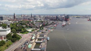 Hamburg şehrinin hava perspektifi, Elbe Nehri üzerinde Ferris ile ünlü Landungsbruecken iskeleleri ile hareketli limanı gösteriyor.