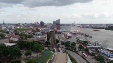 Hava perspektifi Hamburg, Almanya 'nın limanını gözler önüne seriyor, ikonik Elbphilharmonie konser salonu ve tarihi uzun gemiler seriliyor