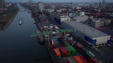 Yüksek açı, kargo gemilerini, renkli konteynerleri, Mannheim sanayi limanında vinçleri, Neckar Nehri 'ni gösteriyor..