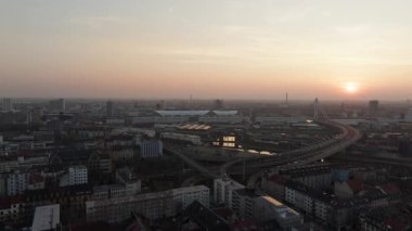 Gün batımında Mannheim, Almanya 'nın hava manzarası. Şehir binaları, nehir ve karayolu ile yoğun trafik şehir yaşamını gösteriyor.