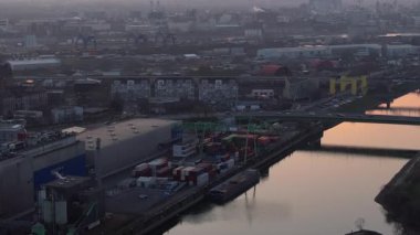 Mannheim, Almanya 'nın endüstriyel limanının havadan görüntüsü. Nehir, konteynır gemileri ve vinçlerle şehrin içinden akar..