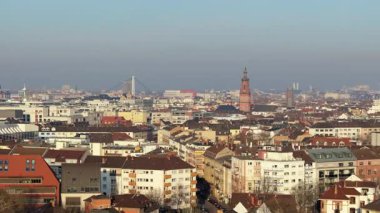Mannheim, Almanya 'nın yüksek panoramik manzarası kentsel mimariyi ve binaları parlak bir sonbahar gününde gösteriyor.