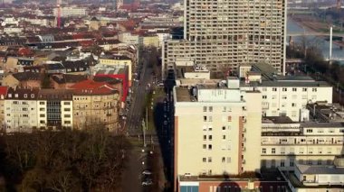 Almanya 'nın Mannheim şehrinin yüksek açılı hava manzarası. Collini Merkezi, binalar, çatılar, sokaklarda hareket eden şehir trafiği..