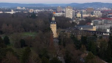 Sessiz, yeşil bir yerleşim bölgesinin havadan görünüşü, bahçeli geleneksel banliyö evleri yüksek açılı benzersiz üç ayaklı perspektiften..