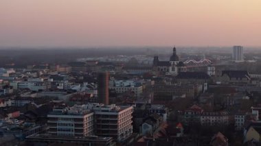 Mannheim, Almanya 'nın hava perspektifi, sonbaharda batan güneşin altın parıltısıyla parlayan şehir manzarası.