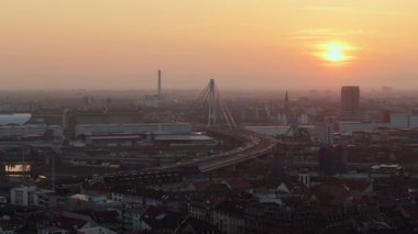 Almanya 'nın Mannheim kentindeki hava manzarası, Kurt Schumacher Brucke köprüsü üzerindeki trafiğin yoğun olduğu günbatımında.