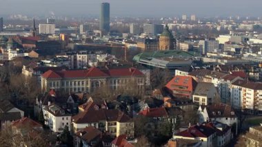 Mannheim, Almanya 'nın hava manzarası, şehirleri, eşsiz mimari manzaraları ve sisli bir gökyüzü altında kentsel yayılışı sergiliyor..