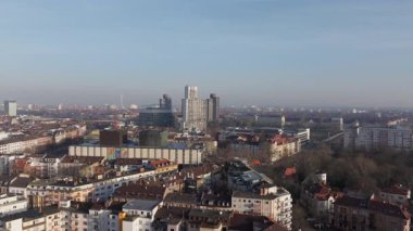 Mannheim, Almanya 'nın yüksek açılı manzarası, açık ve güneşli bir günde kentsel manzarası ve manzarası. Kamera şehrin üzerinde yavaşça hareket ediyor..