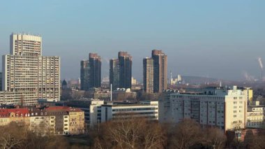 Mannheim, Almanya 'nın panoramik hava manzarası açık mavi gökyüzü altında Neckarauer Bebauung Nord ve endüstriyel binaların karışımını gösteriyor..