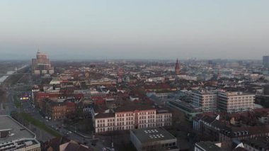 Almanya 'nın Mannheim şehrinin panoramik hava manzarası. Günbatımında tarihi mimarisi ve modern binaları olan şehir manzarası.