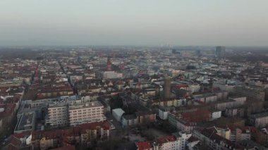 Almanya 'da bulutlu bir gökyüzü altında Mannheim kentsel yayılma, yoğun şehir manzarası ve mimari düzeninin yükselen hava perspektifi.