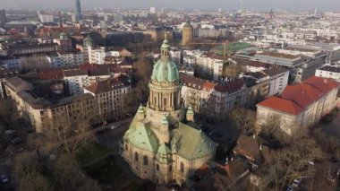Barok Christuskirche etrafındaki hava yörüngesi, Mannheim, Almanya 'daki ikonik evanjelik kilise, çevresindeki şehir manzarasını ortaya çıkarıyor..