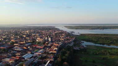 Nefes kesen görüntüler, Amazon yağmur ormanları ve görkemli Amazon Nehri 'nin çevresindeki genişleyen Iquitos, Peru şehrini gösteriyor..