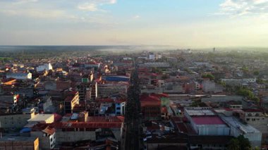 Amazon yağmur ormanlarındaki Peru şehri Iquitos 'un havadan görünüşü. Altın saat güneş ışığı kentsel manzara ve trafiği aydınlatıyor.