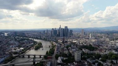 Frankfurt finans bölgesinin modern gökdelenlerine doğru dramatik bir hava manzarası var.