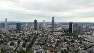 Çarpıcı hava manzaraları Frankfurt am Main 'in dikkat çekici gökdelenlerini yakalıyor şehir merkezindeki iş alanının parlak gökdelenlerini vurguluyor.