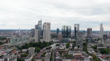 Frankfurt 'un göbeğindeki hareketli finans bölgesinin büyüleyici hava manzarası, ikonik gökdelenler ve kurumsal merkezler