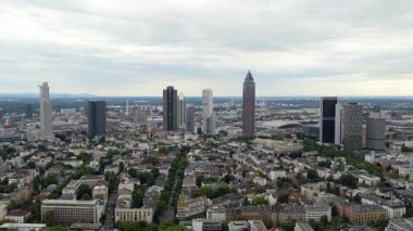 Bulutlu bir günde Frankfurt am Main, Almanya 'da gökdelenler sergilenirken, gökdelenler bulutlu bir günde...