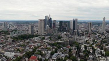 Frankfurt am Main, Almanya kentsel manzarası üzerinde uçan etkileyici hava manzarası modern finansal bölge siluetini gözler önüne seriyor
