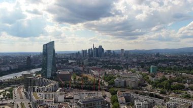 Frankfurt 'un ana şehir manzarasının havadan görüntüsü. Skyline 'da Avrupa Merkez Bankası ve finans bölgesi kuleleri yer alıyor