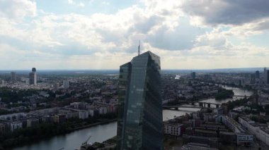 Frankfurt am Main, Almanya 'daki Avrupa Merkez Bankası gökdeleninin panoramik hava görüntüsü, şehir silüeti ve ana nehir