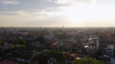 Amazon ormanına açılan Peru geçidi, Iquitos 'un havadan çekim alanı. Yerleşim yerlerinde güneş doğuyor..