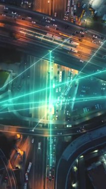 Yoğun çoklu şeritli ve çok katlı otoyol kavşağının en alt basamaklarından. Arabalar arasında doğrudan iletişimi temsil eden görsel efektler. İstanbul, Türkiye.