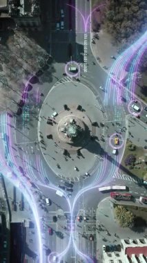 Şehirdeki kavşağın aşağısındaki trafik manzarası. Columbus Anıtı 'nın etrafında dolaşan araçlar. Görsel efektler, renkli çizgiler ve artırılmış gerçeklik verileri. Barselona, İspanya.