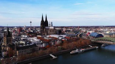 Almanya 'daki Köln şehrinin panoramik üç ayaklı hava manzarası, ikonik Katedral, Ren nehri ve Hohenzollern Köprüsü.
