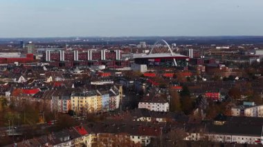 Köln, Almanya 'nın panoramik hava manzarası, canlı şehir manzarası ve arka planda duran Lanxess Arena.