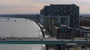 Köln Rheinauhafen bölgesindeki modern Crane Evlerini gösteren hava görüntüleri Ren üzerinde Severinsbrucke üzerinde trafiği gösteriyor..