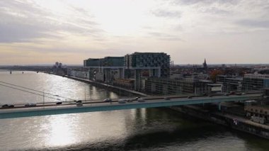 Modern Kranhauser binaları ve Severinsbrucke köprüsünü gösteren hava görüntüsü, Almanya 'nın Köln kentindeki Ren nehrinin solundan geçiyor..