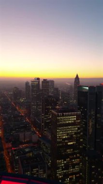 Gün batımında Frankfurt 'un gökyüzü manzarası yükseliyor, Ticaret Bankası Kulesi' ni ve Ren Nehri 'nin dingin güzelliğini vurguluyor..