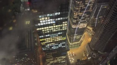 Yüksek açılı gökdelenler üzerinde uçan gökdelenler Omniturm ve geceleri finans bölgesindeki ofis binaları da dahil. Modern şehir mimarisi.